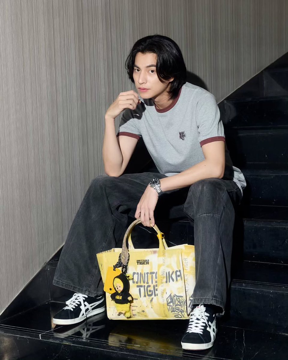 HeartofGulf_TH's tweet photo. กลัฟ คณา​วุฒิ​ BA ​Onitsuka​ Tiger กับ Monchhichi X Onitsuka Tiger Limited Edition โดย Monchhichi Twin-tail มาในลุคสุดคูลสวมฮู้ดดี้จาก Onitsuka Tiger 

#GulfKanawut​
#MONCHHCICHIXOnitsukaTiger
#OnitsukaTiger
#Onitsukatigerth
มีจำหน่ายที่ Onitsuka Tiger Flagship Store เท่านั้น https://t.co/I8w7vpaygl