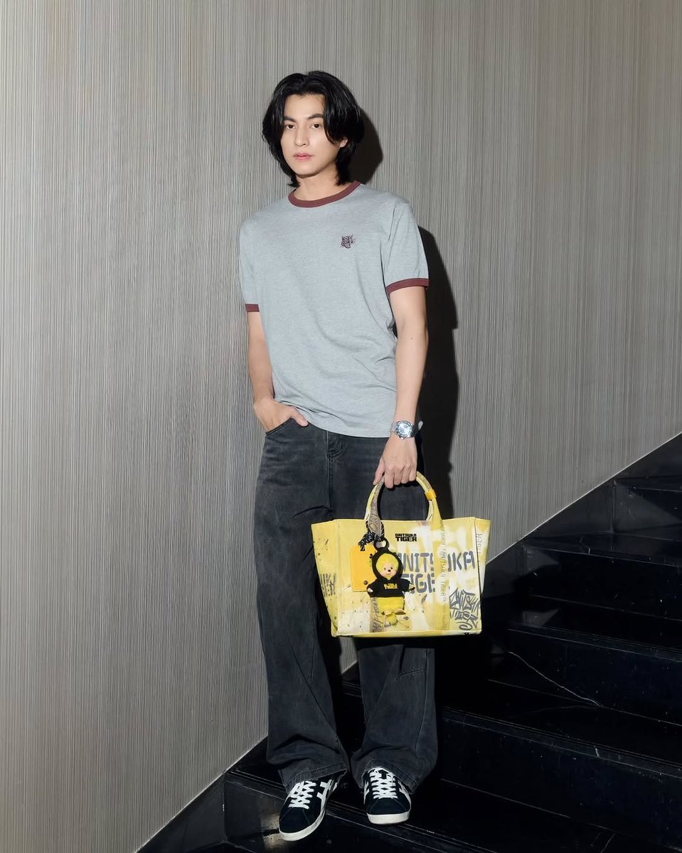 HeartofGulf_TH's tweet photo. กลัฟ คณา​วุฒิ​ BA ​Onitsuka​ Tiger กับ Monchhichi X Onitsuka Tiger Limited Edition โดย Monchhichi Twin-tail มาในลุคสุดคูลสวมฮู้ดดี้จาก Onitsuka Tiger 

#GulfKanawut​
#MONCHHCICHIXOnitsukaTiger
#OnitsukaTiger
#Onitsukatigerth
มีจำหน่ายที่ Onitsuka Tiger Flagship Store เท่านั้น https://t.co/I8w7vpaygl