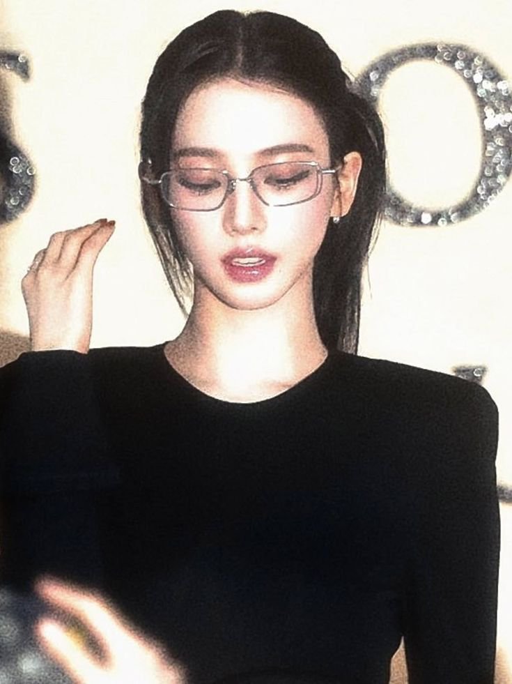 FIN4LRI0T's tweet photo. ㅤㅤ
ㅤㅤㅤㅤoh, hi — hello there ( ! ) 

: frankie himmelbow.
‘97 — demi, single. 
doctor, therapist.
+ aquarius, red, cats, 
books, music.
vampires, paramore &amp; tøp. 

 ㅤ ㅤㅤㅤㅤ♡ for dm —— #. https://t.co/dSKqYOqPcv