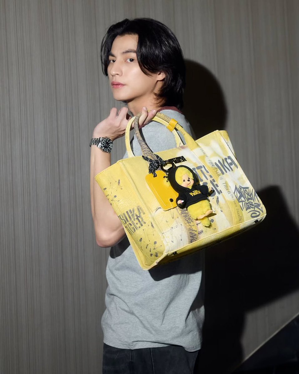 HeartofGulf_TH's tweet photo. กลัฟ คณา​วุฒิ​ BA ​Onitsuka​ Tiger กับ Monchhichi X Onitsuka Tiger Limited Edition โดย Monchhichi Twin-tail มาในลุคสุดคูลสวมฮู้ดดี้จาก Onitsuka Tiger 

#GulfKanawut​
#MONCHHCICHIXOnitsukaTiger
#OnitsukaTiger
#Onitsukatigerth
มีจำหน่ายที่ Onitsuka Tiger Flagship Store เท่านั้น https://t.co/I8w7vpaygl