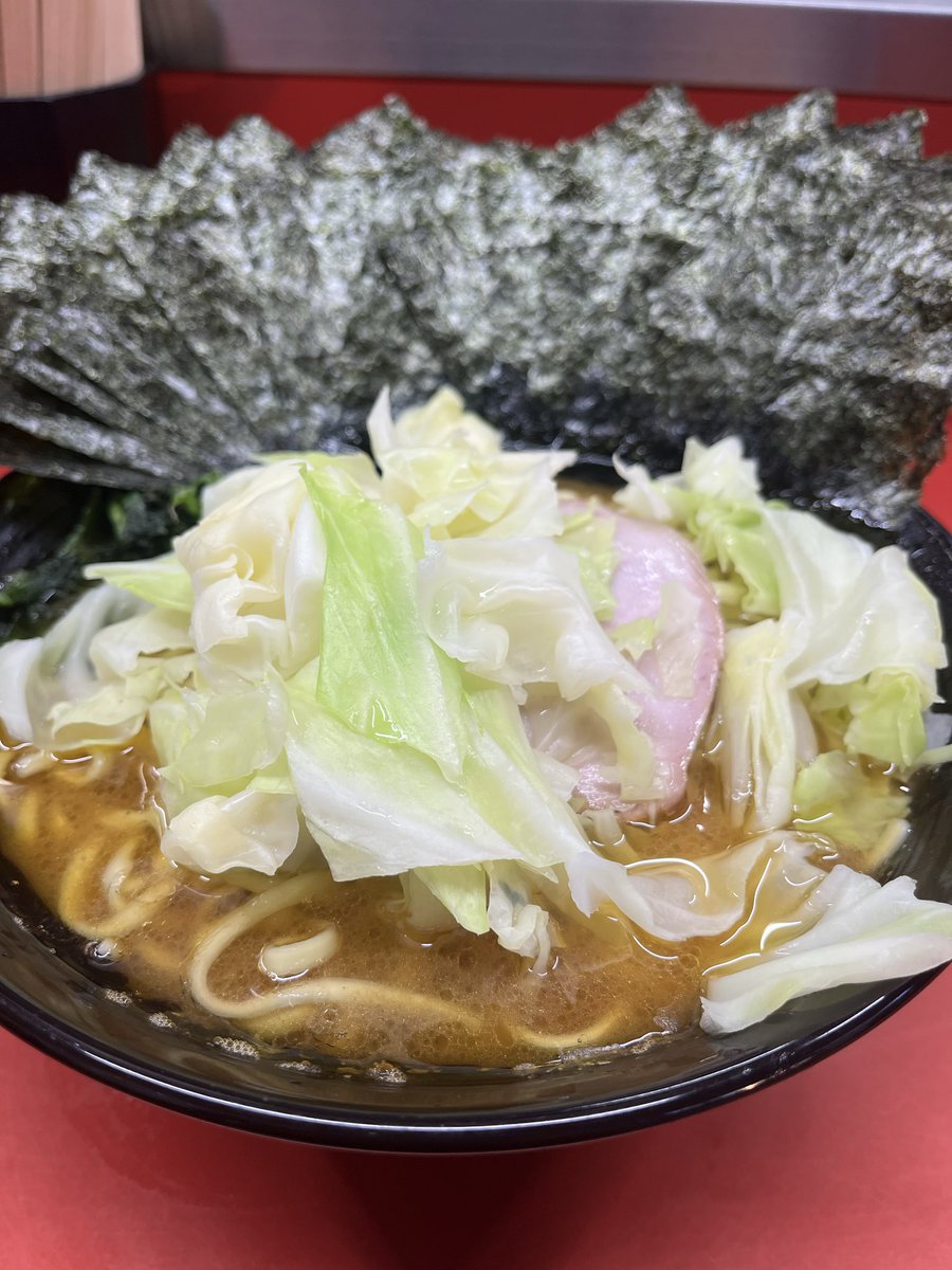 muscleprocessff's tweet photo. ラーメン杉田家
大盛りキャベツのりのり
鶏油の甘味がスープを包んで極上 https://t.co/j1uIkmcBNI