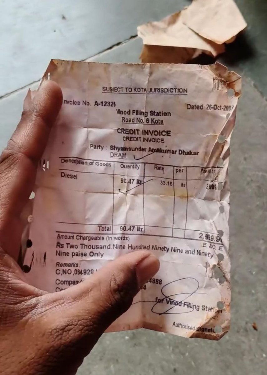 imsonali0's tweet photo. 19-year-old diesel bill found during house cleaning 🤔

In 2007, diesel was priced at ₹33.16 per litre.😲

Today, you won't get even 1/4th of its diesel for ₹33, meaning inflation has increased 4 times.💔

Just imagine, 19 years ago the bill for 90.14 litres of diesel was only ₹2999, today the bill for the same amount of diesel will be more than ₹12000. 

But the truth is that with time, people's income has increased and so has the convenience. Earlier, diesel was used a lot but now with electricity available in every village, its use has reduced. 

In 2007, people used to earn ₹40-50 a day by working as labourers and nowadays people earn ₹400-500, which means the combined income has increased 10 times as compared to earlier and inflation has increased 4 times, which means the common people are benefiting.

It's true that you change with the times