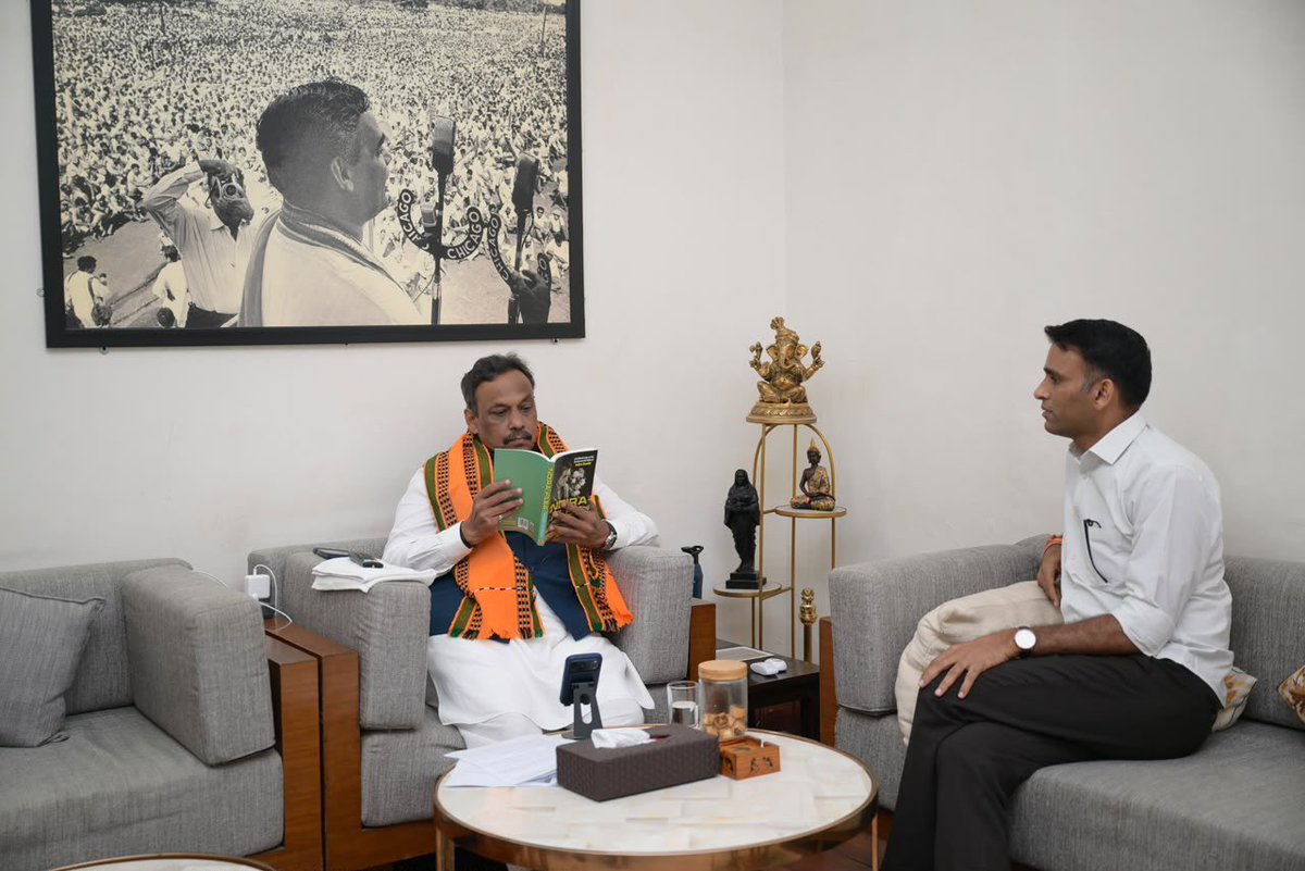 YatendraMedia's tweet photo. गुरु पूर्णिमा के पावन अवसर पर भारतीय जनता पार्टी के प्रदेश मंत्री का दायित्व मिलने के पश्चात पार्टी के मा. राष्ट्रीय महामंत्री एवं राज्यसभा सांसद आदरणीय श्री विनोद तावड़े जी से भेंट कर उनका आशीर्वाद और स्नेहिल मार्गदर्शन प्राप्त करने का सौभाग्य मिला।

तावड़े जी केवल एक वरिष्ठ नेता ही नहीं, बल्कि हजारों कार्यकर्ताओं के लिए प्रेरणा, विश्वास और मार्गदर्शन का सशक्त स्तंभ हैं। उनका स्नेह, उनकी सहजता और प्रत्येक कार्यकर्ता के प्रति उनकी आत्मीय चिंता उन्हें एक सच्चा संगठनकर्ता बनाती है। वे सदैव कार्यकर्ताओं का मनोबल बढ़ाते हैं और संगठन तथा राष्ट्रहित को सर्वोपरि रखते हुए निरंतर कर्मपथ पर अग्रसर रहने की प्रेरणा देते हैं।

उनके सान्निध्य में बिताया हर पल सेवा, समर्पण और संगठन के संस्कारों को और अधिक मजबूत करता है। 
उनका आशीर्वाद मेरे लिए केवल शुभकामना नहीं, बल्कि राष्ट्र और संगठन के प्रति अपनी जिम्मेदारियों को और अधिक निष्ठा, ईमानदारी एवं समर्पण के साथ निभाने की प्रेरणा है।

आदरणीय तावड़े जी का हृदय से आभार एवं उन्हें सादर प्रणाम। @TawdeVinod