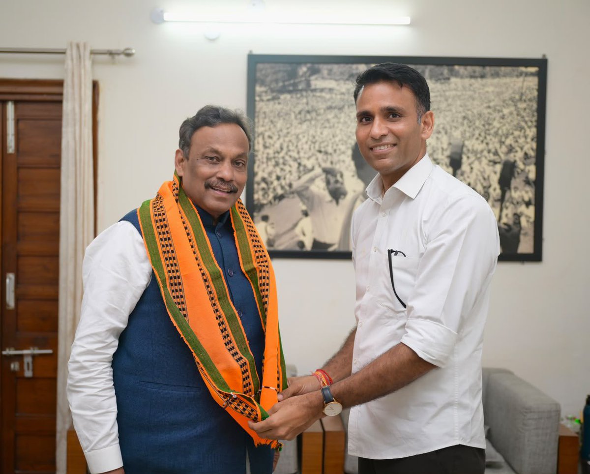 YatendraMedia's tweet photo. गुरु पूर्णिमा के पावन अवसर पर भारतीय जनता पार्टी के प्रदेश मंत्री का दायित्व मिलने के पश्चात पार्टी के मा. राष्ट्रीय महामंत्री एवं राज्यसभा सांसद आदरणीय श्री विनोद तावड़े जी से भेंट कर उनका आशीर्वाद और स्नेहिल मार्गदर्शन प्राप्त करने का सौभाग्य मिला।

तावड़े जी केवल एक वरिष्ठ नेता ही नहीं, बल्कि हजारों कार्यकर्ताओं के लिए प्रेरणा, विश्वास और मार्गदर्शन का सशक्त स्तंभ हैं। उनका स्नेह, उनकी सहजता और प्रत्येक कार्यकर्ता के प्रति उनकी आत्मीय चिंता उन्हें एक सच्चा संगठनकर्ता बनाती है। वे सदैव कार्यकर्ताओं का मनोबल बढ़ाते हैं और संगठन तथा राष्ट्रहित को सर्वोपरि रखते हुए निरंतर कर्मपथ पर अग्रसर रहने की प्रेरणा देते हैं।

उनके सान्निध्य में बिताया हर पल सेवा, समर्पण और संगठन के संस्कारों को और अधिक मजबूत करता है। 
उनका आशीर्वाद मेरे लिए केवल शुभकामना नहीं, बल्कि राष्ट्र और संगठन के प्रति अपनी जिम्मेदारियों को और अधिक निष्ठा, ईमानदारी एवं समर्पण के साथ निभाने की प्रेरणा है।

आदरणीय तावड़े जी का हृदय से आभार एवं उन्हें सादर प्रणाम। @TawdeVinod