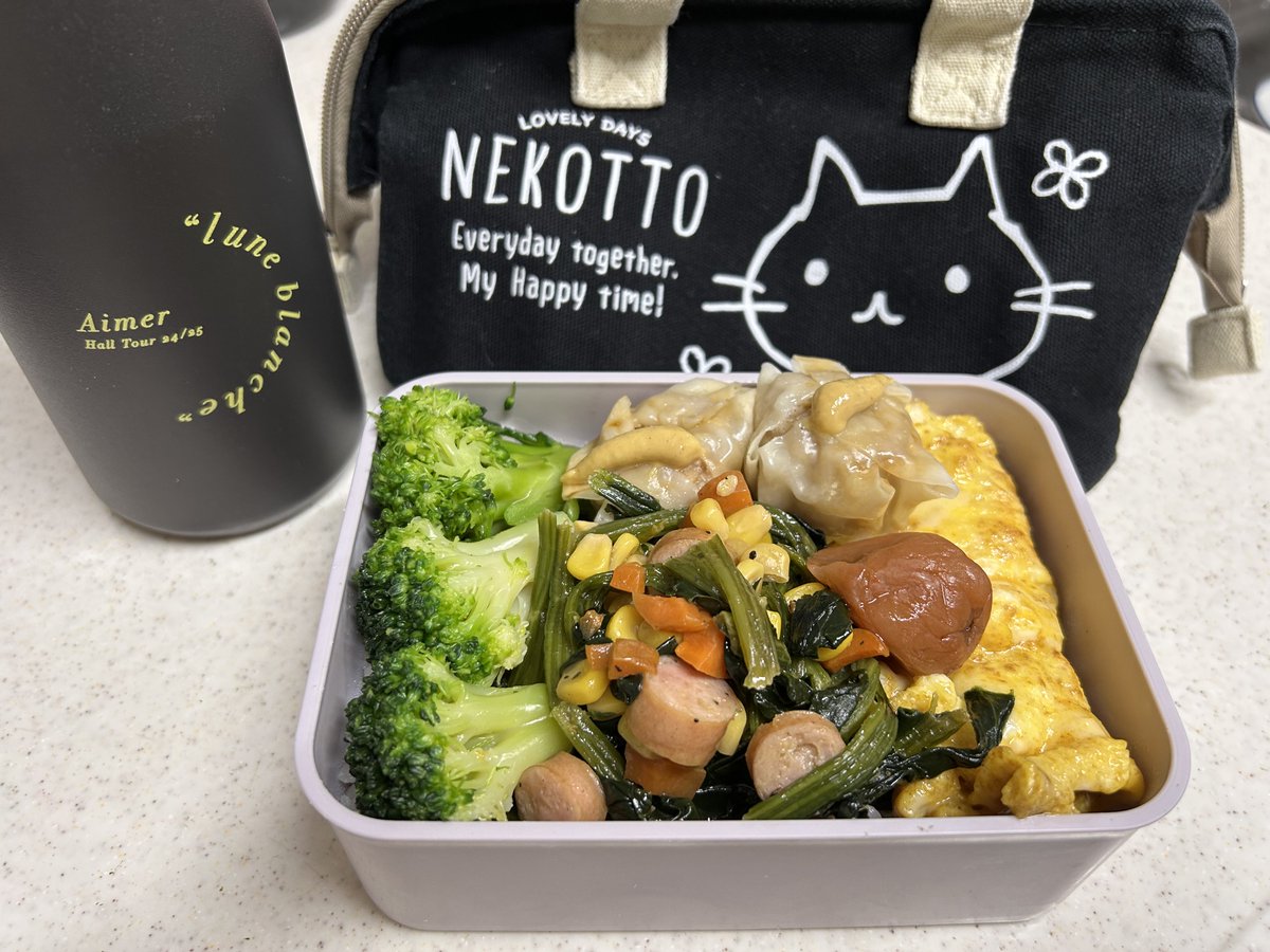 hfx7a's tweet photo. こんにちは😃
今日のお弁当
ほうれん草バター炒め
シュウマイ
チーズカレー風味卵焼き😊

さて
今日はめっちゃ暇
もう現場も終わりで
明日引渡し
ただ厨房の配管が残ってて
厨房器具は今日明日で搬入据付

それでは
午後からも٩( 'ω' )و

⁦#お弁当⁩　⁦#お弁当記録⁩ https://t.co/wFXJcdNLaP