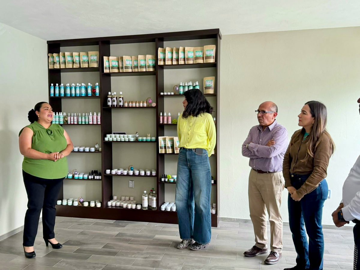 SMET_Tlaxcala's tweet photo. Acompañamos al Municipio de Tlaxco, a la inauguración de *Tesoro Ancestral*, una empresa forestal integrada por mujeres de Lagunilla.🌱🪴
Gracias Diana Torrejón Rodríguez por la sinergia en beneficio de las mujeres.
¡Enhorabuena por este gran logro! 🌱💚
#MujeresQueTransforman https://t.co/gYGeOHvdB3