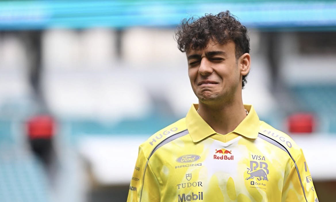 VCRABnews's tweet photo. 🚨BREAKING NEWS🚨

Arvid Lindblad is reportedly SAD. The reason is unknown.

I feel so bad. He looks so f*cking upset. Oh god I’m gonna start crying… Don’t be sad Arvid, just smile, okay? Everything is gonna be alright man 

#VCARB #F1 https://t.co/BpqSDGRbfV