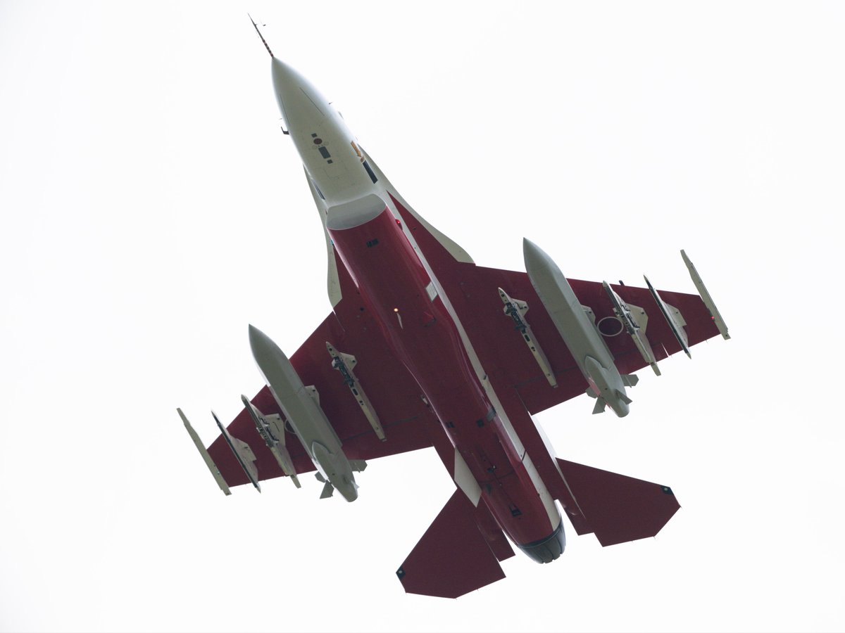 AKEBOVO's tweet photo. ん？吊してるのなんぞ？
初めて見た😳
スタンド･オフ･ミサイル？
（12式地対艦誘導弾能力向上型空中発射型）？？

2026.07.30
岐阜基地 RJNG
F-2B 101 https://t.co/kfX2Gieaap