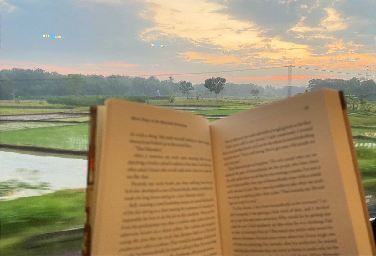 bielbiey's tweet photo. The view when you’re reading your books🌱🍂 https://t.co/MI6zxmplGt