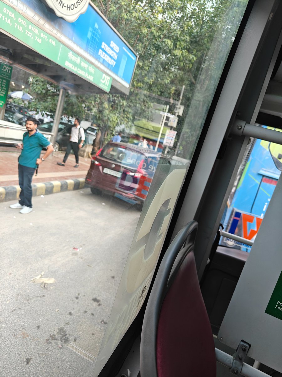 kumar_0086's tweet photo. @dtptraffic @gupta_rekha @DCPSouthDelhi 
The entire service lane and bus stop at Bhikaji Cama Place have been turned into a parking lot, making it difficult for buses to stop and causing inconvenience to thousands of daily commuters. Immediate action is needed. #PublicTransport https://t.co/GC7mOseeUJ