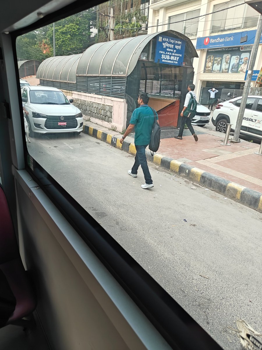 kumar_0086's tweet photo. @dtptraffic @gupta_rekha @DCPSouthDelhi 
The entire service lane and bus stop at Bhikaji Cama Place have been turned into a parking lot, making it difficult for buses to stop and causing inconvenience to thousands of daily commuters. Immediate action is needed. #PublicTransport https://t.co/GC7mOseeUJ