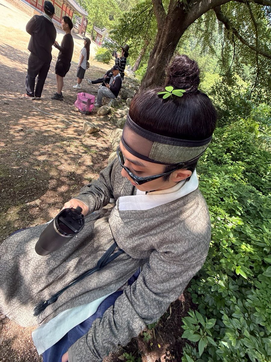 wngurdld's tweet photo. 동궁 촬영장에서 클로버 찾는 구천생강 https://t.co/ahE7jSzKAZ