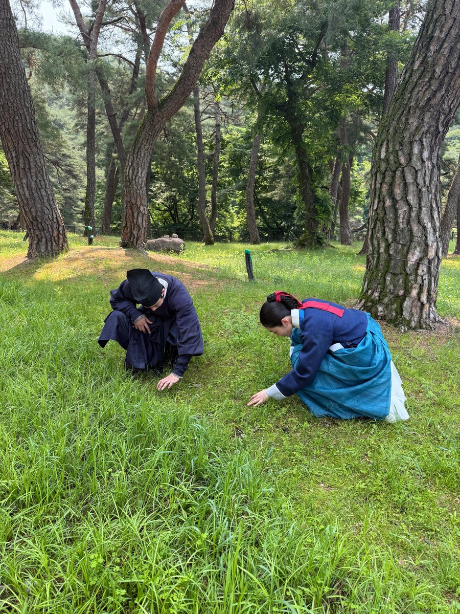 wngurdld's tweet photo. 동궁 촬영장에서 클로버 찾는 구천생강 https://t.co/ahE7jSzKAZ