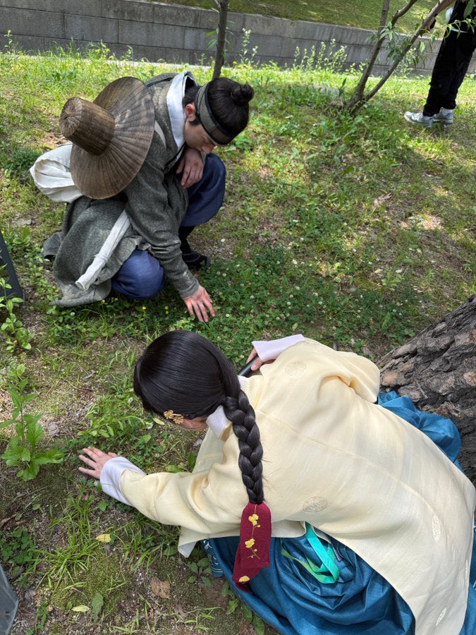 wngurdld's tweet photo. 동궁 촬영장에서 클로버 찾는 구천생강 https://t.co/ahE7jSzKAZ