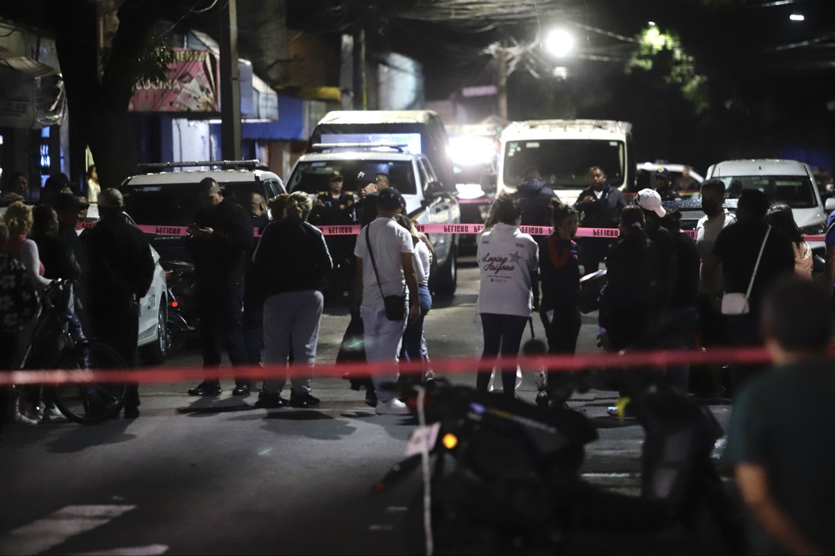 pho_Toms's tweet photo. Un hombre de aproximadamente 27 años de edad perdió la vida tras un ataque directo con arma de fuego en el interior de un estacionamiento ubicado en la calle Lago Viedma, col. Argentina Antigua. En la @AlcaldiaMHmx. 

Foto: Tomás Martínez https://t.co/PoSgFSPCoM