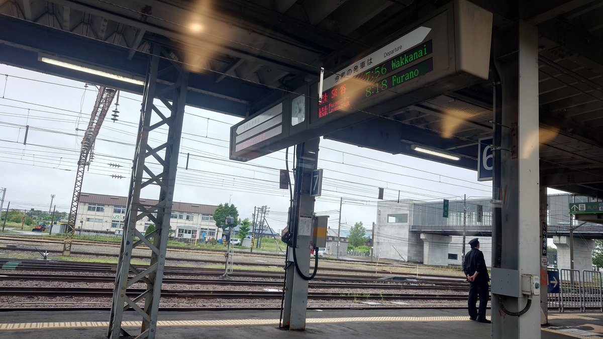 Sunshineikemen's tweet photo. そして列車は岩見沢、滝川、深川など特急ライラック等と同じ停車駅に停まる。滝川駅でロイヤルエクスプレスに遭遇した事と、留萠本線が廃止となった深川駅が印象に残っている。ロイヤルエクスプレスは実物を見たのは初めてだ。そして深川駅は廃線前に留萠本線に乗った記憶が蘇ってきた。 https://t.co/JhiucU6PAm