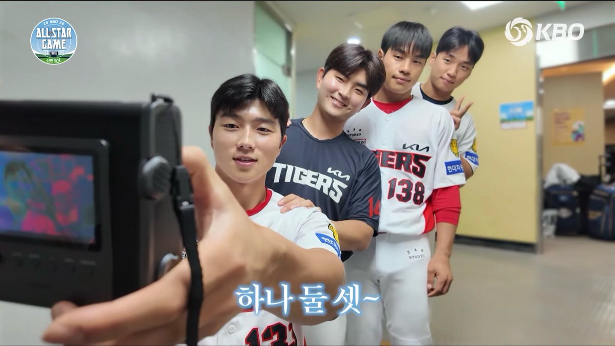 horangyio's tweet photo. 일렬로 이러고 찍은거 너무 초등학생같고웃김 https://t.co/g93bjQdTEd