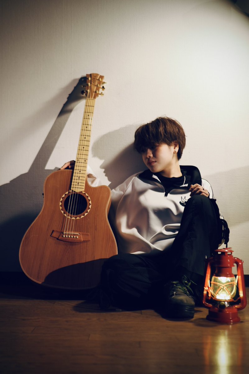 kashiken_zemi's tweet photo. @1buk1_4_1 @BRAIN_BREAKS_ @W_F_info @sHiduki_san_jk @amane_jkx_x 【歌詞研フェス出演者紹介】

「藤木陽音」

2025年、突如としてライブハウスシーンに現れた151cmのシンガーソングライター「藤木陽音(ふじきはるね)」そこから、関西関東四国静岡東北など年間100本をゆうに超えるライブを行ない、各地で話題をさらう。小さい体から放たれるパワーが最大の魅力 https://t.co/74AOPgpObL