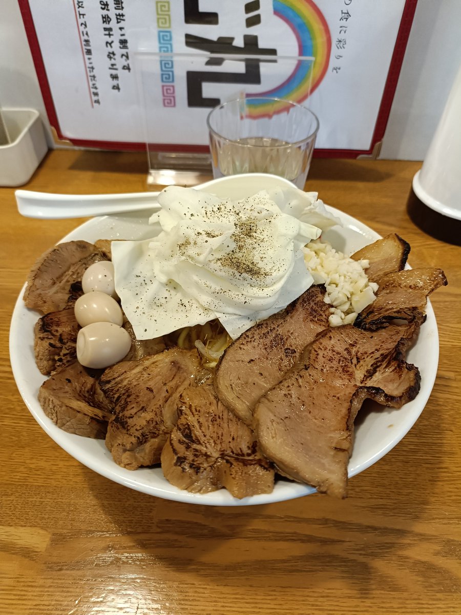 r7ded798aezen9h's tweet photo. 麺屋 にじ丸 さん

🌈にじ丸ブタ丸ラーメン
チャーシュー薄切り

チャーシューは
厚切りと薄切りが選べます🫰
お肉🍖がたっくさん💕
都度炙りで香ばしい
ジューシーで旨っ
あっさり甘めのスープ
もっちり中太麺とよく合う
うずらが良い箸休め
美味しかったぁ
ご馳走様でした😁 https://t.co/OxlLl1pedw