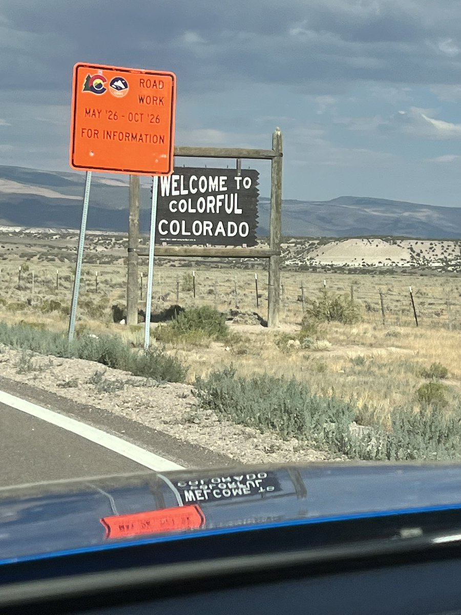VisaoIngles's tweet photo. Absolutely gorgeous here between the utah wyoming colorado border. 4 hours on the road without seeing a single gas station. ⛽️ https://t.co/wJL8kYDQ2i
