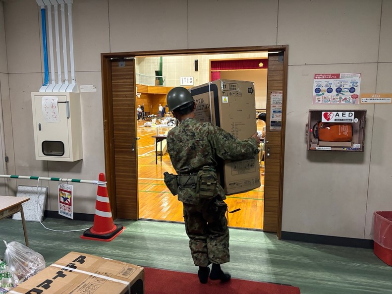 Kantei_Saigai's tweet photo. 【熊本地震】
避難所における被災者の熱中症対策のため、昨日より、関係省庁が連携して簡易型クーラーを全国各地から熊本県内の避難所に順次お届けしています。引き続き、政府一丸となって救命・救助にあたるとともに、避難所の良好な環境確保や被災者支援に全力を挙げてまいります。（写真提供：消防庁・防衛省）