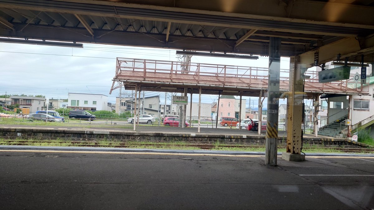 Sunshineikemen's tweet photo. そして列車は岩見沢、滝川、深川など特急ライラック等と同じ停車駅に停まる。滝川駅でロイヤルエクスプレスに遭遇した事と、留萠本線が廃止となった深川駅が印象に残っている。ロイヤルエクスプレスは実物を見たのは初めてだ。そして深川駅は廃線前に留萠本線に乗った記憶が蘇ってきた。 https://t.co/JhiucU6PAm