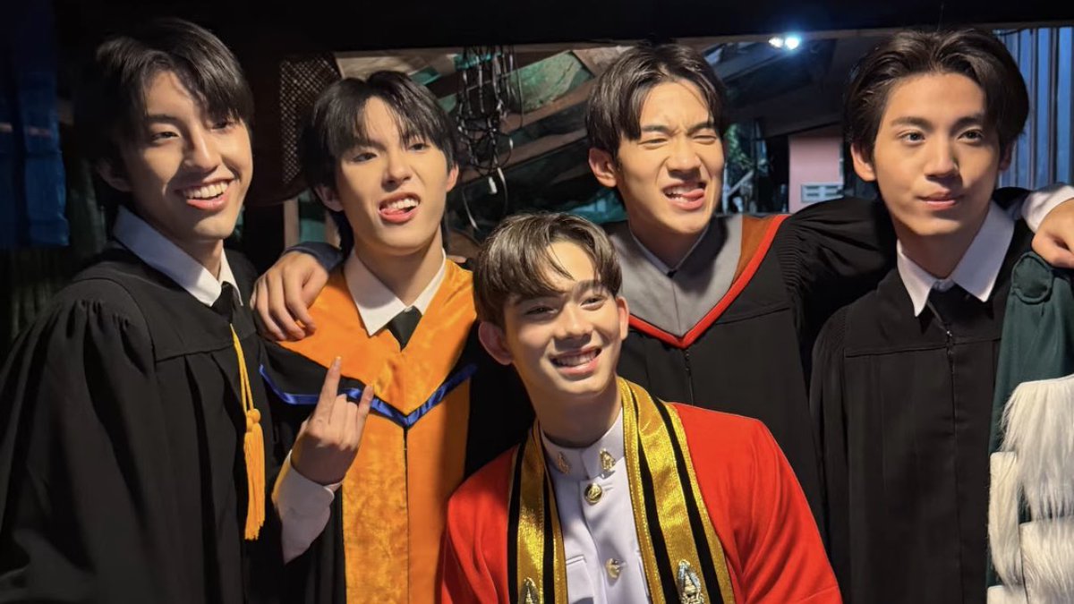 merrimixmas's tweet photo. ‘คุ้มค่าการรอคอย’ จริงๆ ขอบคุณมากๆที่มีต้นส้ม 🍊 อบอุ่นหัวใจมากที่สุดเลย ขอบคุณทุกๆอย่างเลยจริงๆ 
-ต้นส้มทำให้เราคิดถึงในหลายๆเรื่องที่เกิดขึ้นในชีวิตมาก เรื่องเพื่อน ครอบครัว ความรัก ชีวิต อนาคต ความฝัน 
-เรายิ้มทั้งน้ำตาจริงๆ ประทับใจมากๆกับผลงานนี้ ขอบคุณนะคะ ❤️

#WhenOrangesFallFinalEP
#WhenOrangesFall