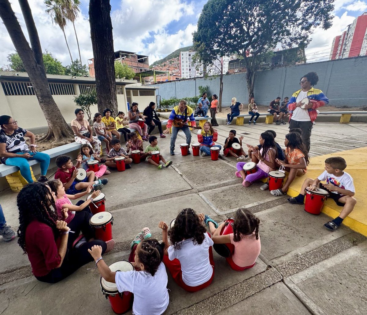 CGRVenezuela's tweet photo. #CGR | Integrantes del Sistema Nacional de Orquestas y Coros Juveniles e Infantiles de Venezuela llevaron música y alegría al campamento transitorio Pedro Fontes de La Vega 

Integrantes del Centro Académico Regional Montalbán, realizaron dinámicas de iniciación musical

1/3 https://t.co/xenE9eChUS