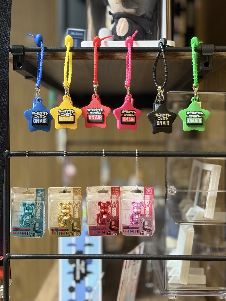 st_si_'s tweet photo. SixTONESグッズディスプレイの棚の側面💙💛❤️🩷🖤💚

#SixTONES
#収納棚 https://t.co/DrbZiCkSXD