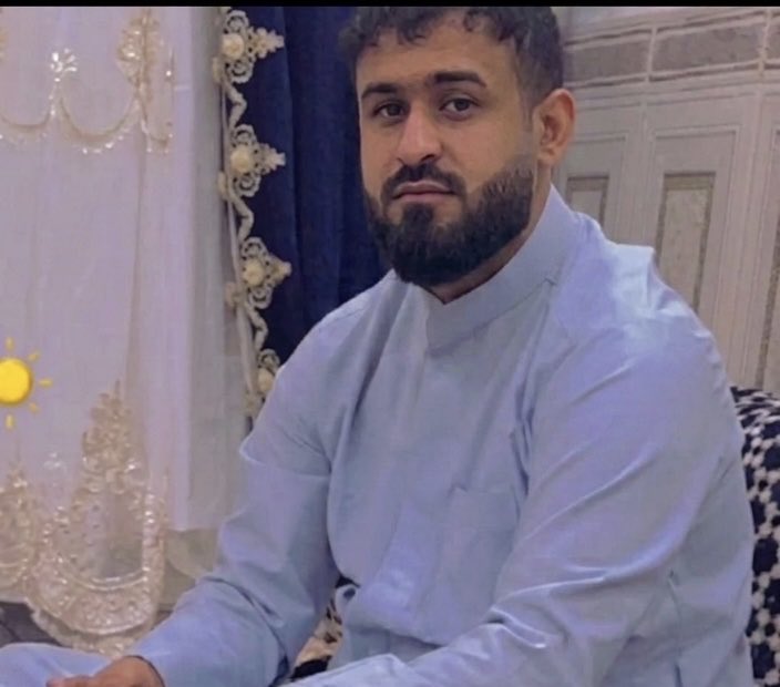 MOJAHWAZ's tweet photo. سید سهیل موسوی؛ فعال اهل‌سنت اهواز پس از شکنجه در انتظار حکم

بنا به گزارش فعالان حقوق بشر از اهواز، سید سهیل موسوی، ۳۲ ساله، فرزند احمد، متأهل و دارای دو فرزند و از ساکنان کوی گلستان اهواز، در تیرماه ۱۴۰۵ در منزل یک�� از بستگانش در کوی مندلی اهواز توسط نیروهای اداره اطلاعات بازداشت شد.

این فعال مذهبی پس از تحمل شکنجه‌های جسمی و روانی در بازداشتگاه، به زندان شیبان اهواز منتقل شده و هم‌اکنون در این زندان به‌سر می‌برد. وی در شعبه ۱۲ دادگاه انقلاب اهواز به‌دلیل گرایش به مذهب اهل‌سنت و فعالیت‌های مذهبی محاکمه شده و تاکنون در انتظار صدور حکم به سر می‌برد و وضعیت پرونده‌اش همچنان نامشخص است.

گزارش‌ها حاکی از آن است که سید سهیل موسوی در هنگام بازداشت نیز از سوی نیروهای امنیتی مورد ضرب و شتم قرار گرفته است.

@MOJAHWAZ