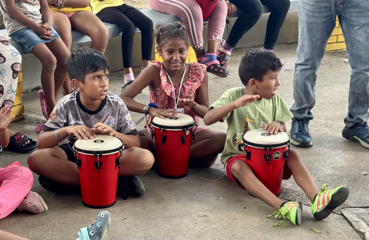 CGRVenezuela's tweet photo. La actividad permitió estimular el desarrollo integral y ayudando a descubrir sus habilidades instrumentales.

Asimismo, realizaron sesiones de dibujo amenizadas con canciones de series infantiles y disfrutaron de un repertorio venezolanas interpretadas por El Sistema

2/3 https://t.co/JR4bkKf8jX