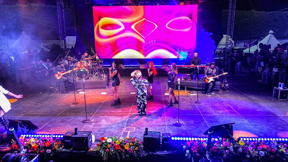 evelyn_parraA's tweet photo. Sin duda, ( Flans ) Ilse Y Mimi Oficial  confirmó por qué sigue siendo una de las grandes reinas del pop en México. ✨🎤

Esta noche puso a miles de vecinas y vecinos a cantar, bailar y revivir los éxitos que han marcado generaciones. ¡Qué manera de disfrutar juntos en #MiBellaVenus! 💙🎶