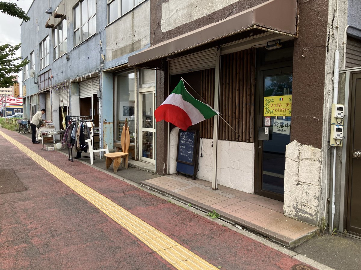daiwa_garage946's tweet photo. 木曜日の大和ビルガレージ（仮）で0円ショップ＆平日ランチ会始まってます！

来月から大和ビルに新たな仲間が加わります！
私設図書館「いちゃりば和楽」です！

昨年夏までほとんど入ってなかった場所に人が戻ってきて賑やかになってきました！
楽しい駅西にしていきたいです！！ https://t.co/lm8lojpCzd