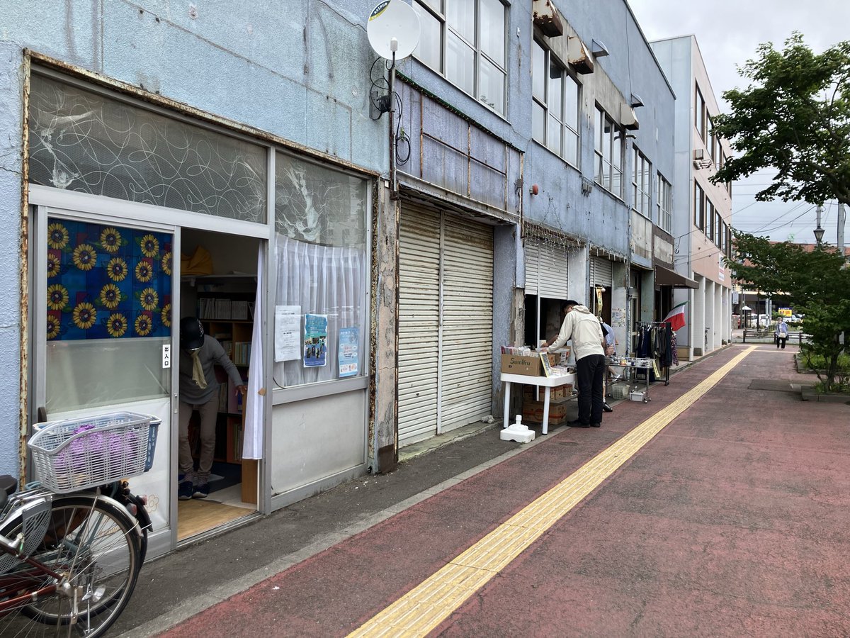 daiwa_garage946's tweet photo. 木曜日の大和ビルガレージ（仮）で0円ショップ＆平日ランチ会始まってます！

来月から大和ビルに新たな仲間が加わります！
私設図書館「いちゃりば和楽」です！

昨年夏までほとんど入ってなかった場所に人が戻ってきて賑やかになってきました！
楽しい駅西にしていきたいです！！ https://t.co/lm8lojpCzd