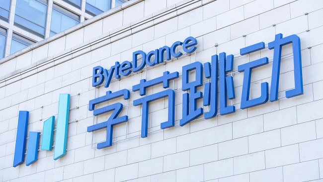 PANewsCN's tweet photo. 字节整合豆包、飞书，成立新产品团队

据凤凰网，字节跳动今天上午发内部邮件，宣布飞书产品团队和豆包产品团队合并，成立新的豆包产品团队。

同时，飞书销售、市场团队会和火山引擎整合，成立新的ToB组织"创造力服务平台"，统管字节云服务的市场销售。

这是字节2021年业务板块化以来对ToB业务最大的一次调整。整合后飞书原有产品服务不变，但会和豆包在办公场景上有更深协作。

背景上，阿里、腾讯此前已分别整合了自己的AI办公产品（千问办公、WorkBuddy），字节这次调整被视为在AI办公入口争夺战中加速跟进的动作。