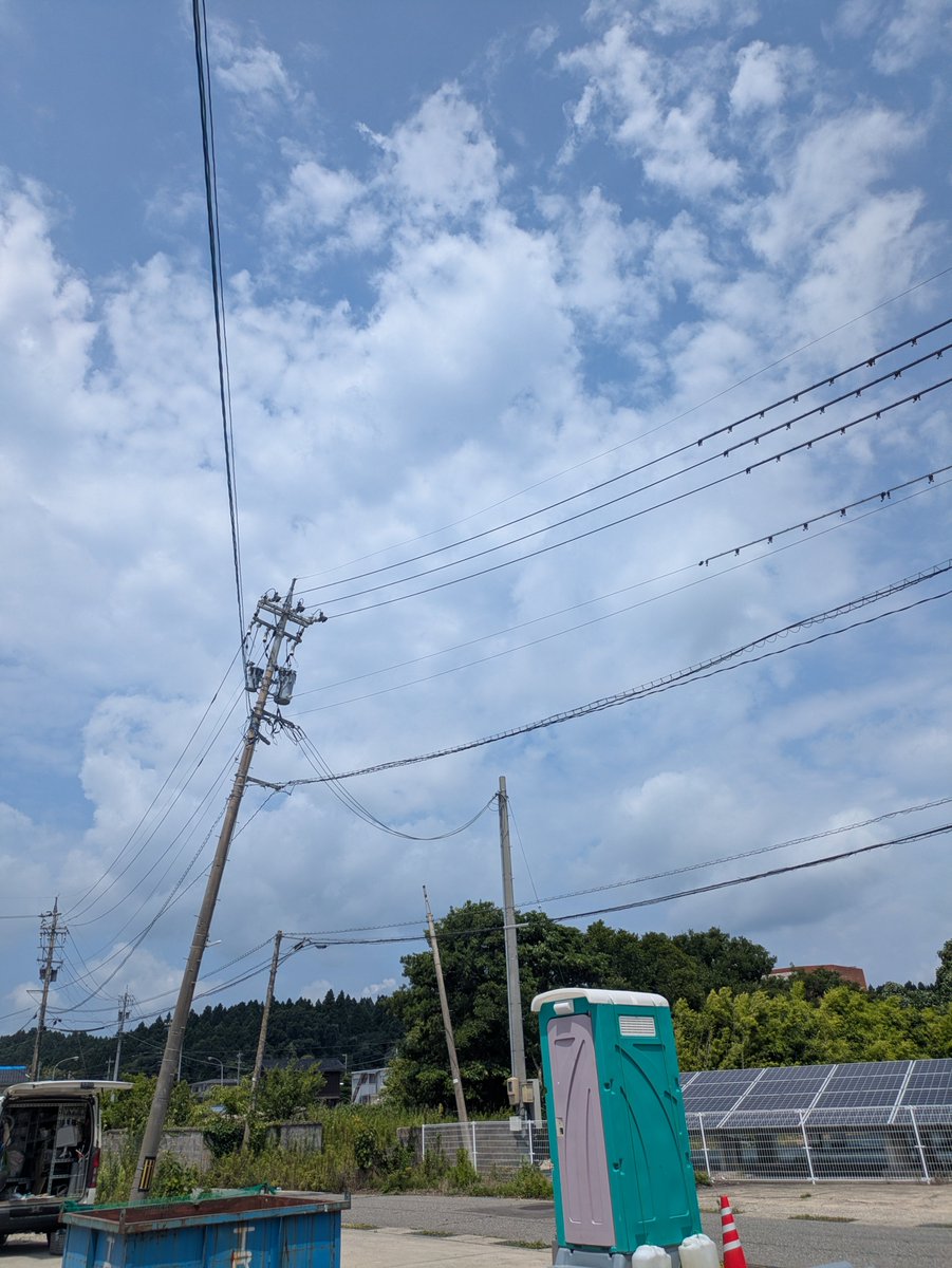 nodasetsubi's tweet photo. 今日から再び珠洲市へ
まだまだ電柱も傾いたまま、、
少しでも復興のお���に立てているなら肩の痛みも軽くなるかな💦💦
頑張って穴掘り💪　 
#配管屋
#外部仕事
#穴掘り
#珠洲市 https://t.co/OYzqb1mNYW