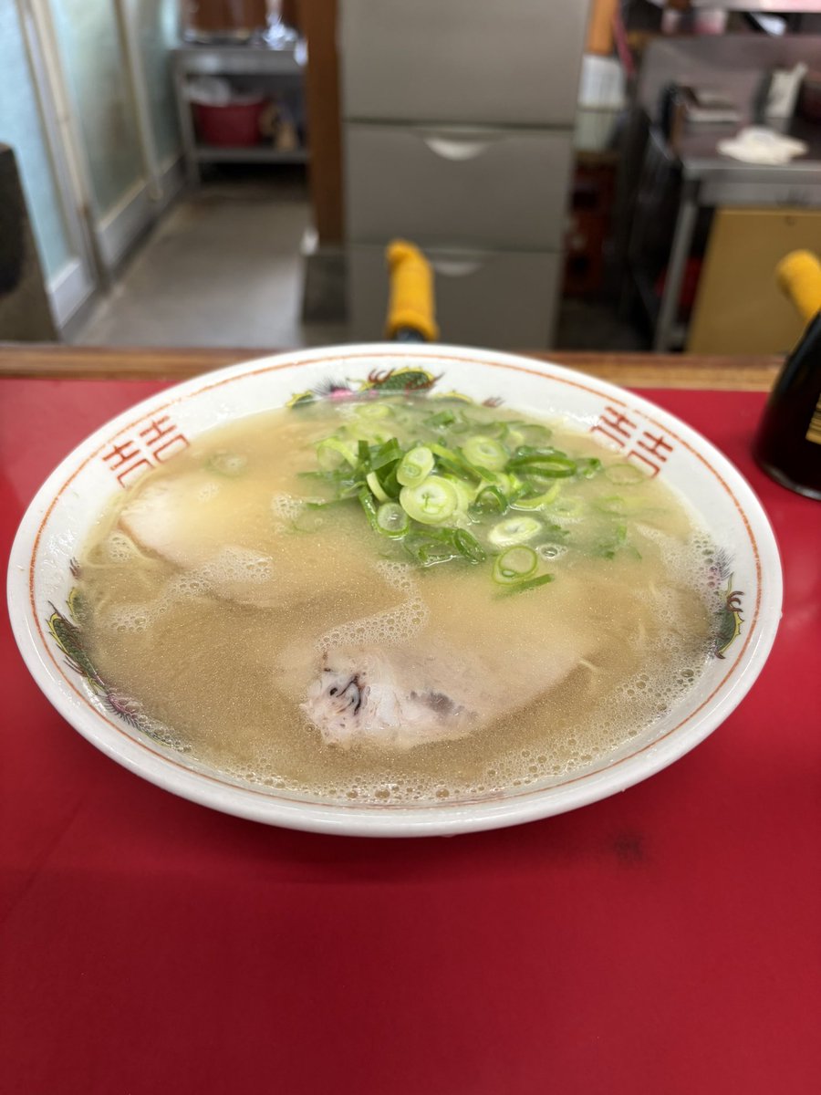 kktabo's tweet photo. 西区役所で用事を済ませたあと、人気店「安全食堂」へ。平日でも約20分待ちでしたが、それも納得の一杯。あっさりしながら豚骨の旨味がしっかり効いたスープに細ストレート麺が絶妙。最後の一滴まで完飲しました。ラーメン700円は今どき驚きのコスパです。 https://t.co/4d3jvJhJBq