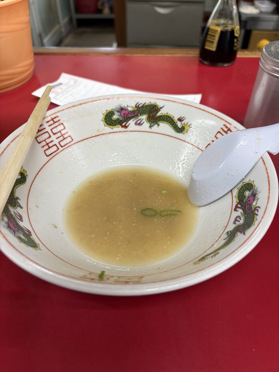 kktabo's tweet photo. 西区役所で用事を済ませたあと、人気店「安全食堂」へ。平日でも約20分待ちでしたが、それも納得の一杯。あっさりしながら豚骨の旨味がしっかり効いたスープに細ストレート麺が絶妙。最後の一滴まで完飲しました。ラーメン700円は今どき驚きのコスパです。 https://t.co/4d3jvJhJBq