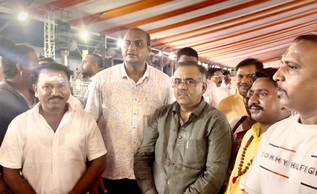 varinderjdbjp's tweet photo. समरस संकल्प अभियान के अंतर्गत काशी प्रवास के दौरान आगामी कार्यक्रमों की रूपरेखा एवं यात्रा की व्यवस्थाओं को लेकर @BJP4India  के शीर्ष नेतृत्व द्वारा आयोजित बैठक में सम्मिलित होने का सौभाग्य प्राप्त हुआ।

बैठक में भाजपा के राष्ट्रीय महासचिव श्री @tarunchughbjp जी एवं @BJPSCMorcha के राष्ट्रीय अध्यक्ष श्री @LalSinghArya जी ने अभियान की आगामी गतिविधियों, उद्देश्यों एवं कार्यक्रम की विस्तृत रूपरेखा से सभी टोली सदस्यों को अवगत कराया तथा अभियान को सफल बनाने हेतु आवश्यक मार्गदर्शन प्रदान किया।

इस अवसर पर देश के विभिन्न राज्यों से आए कलश यात्रा टोली के सदस्य, उत्तर प्रदेश के समर्पित भाजपा पदाधिकारी एवं कार्यकर्ता उपस्थित रहे। सभी के उत्साह, अनुशासन और समर्पण ने यह स्पष्ट कर दिया कि “समरस संकल्प अभियान” केवल एक यात्रा नहीं, बल्कि संत शिरोमणि गुरु रविदास जी महाराज के समरसता, समानता और सामाजिक एकता के संदेश को जन-जन तक पहुँचाने का एक राष्ट्रीय संकल्प है।

जय गुरु रविदास जी! 🙏
भारत माता की जय! 🚩

@BJP4Chandigarh 
@JPNadda 
@JPMalhotra 
@manthriji 
@AtulGargBJP 
@TawdeVinod 
@blsanthosh 
@ArunSinghbjp 
@SanjayNirmalbjp 
@SanjayTandonBJP 
@saudansinghbjp 
@arunsoodbjp