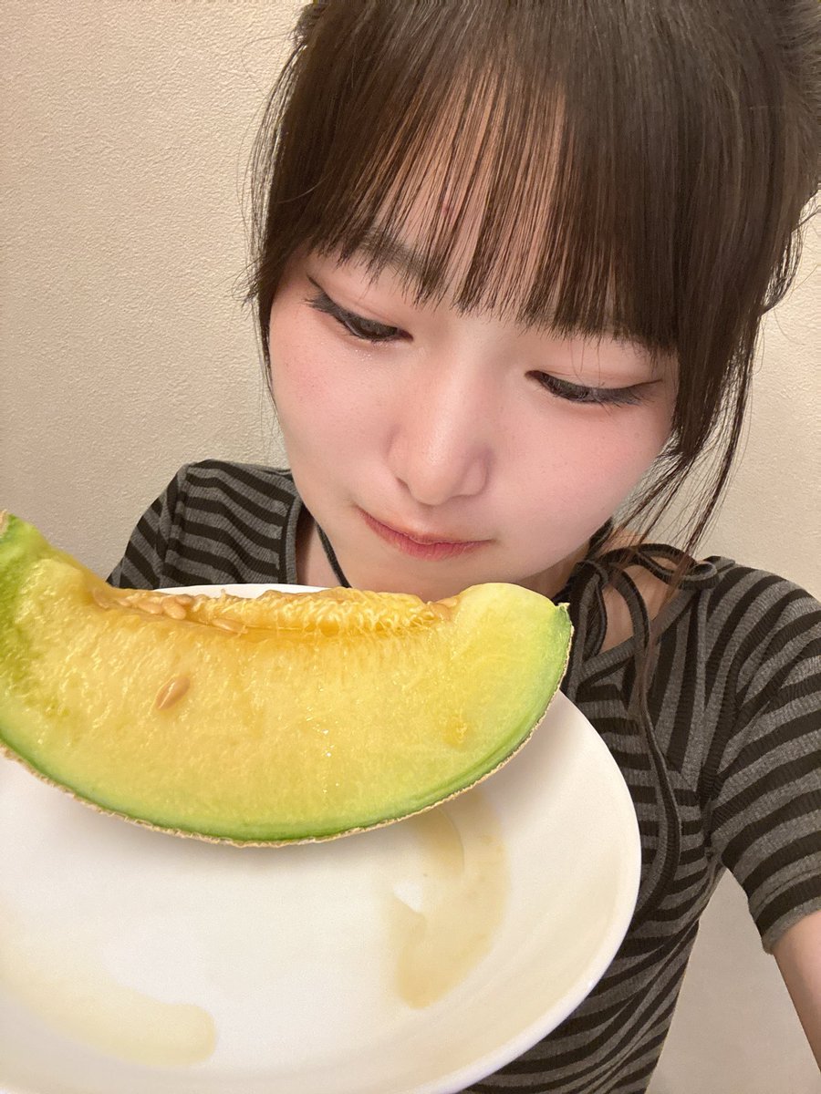 fcgifuGGG's tweet photo. #YUME❄️

こんにちは！！
今日も暑いですね☀️
暑すぎて溶けてしまいそうです🥵

今日は、お昼にメロンを食べました🍈
前日に冷蔵庫に入れておいたので
とても冷たくてジューシーでした😋

明後日は、CCN夏祭り！！🏮👘✨
イベント盛り沢山なので、とてもたのしみです🎶

 #fcgifu  #fcgifu_ggg  #GGG https://t.co/YEGVUD5l9Q