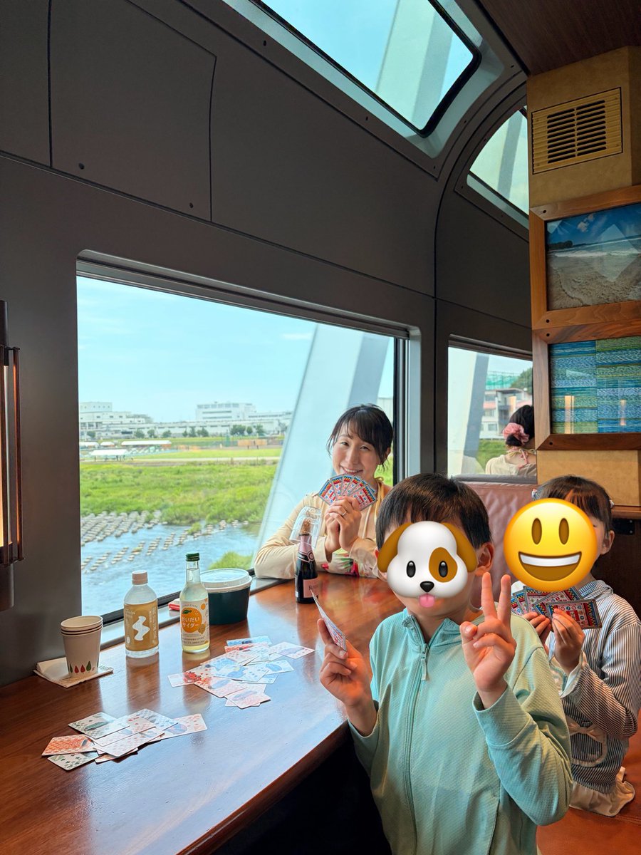 magicalyuri's tweet photo. 家族でサフィール踊り子号に乗って、トランプとお食事を楽しみながら伊東へ🏖️
楽しい！景色きれい！ご飯美味しい！最高！！ https://t.co/BbdZBovuH3