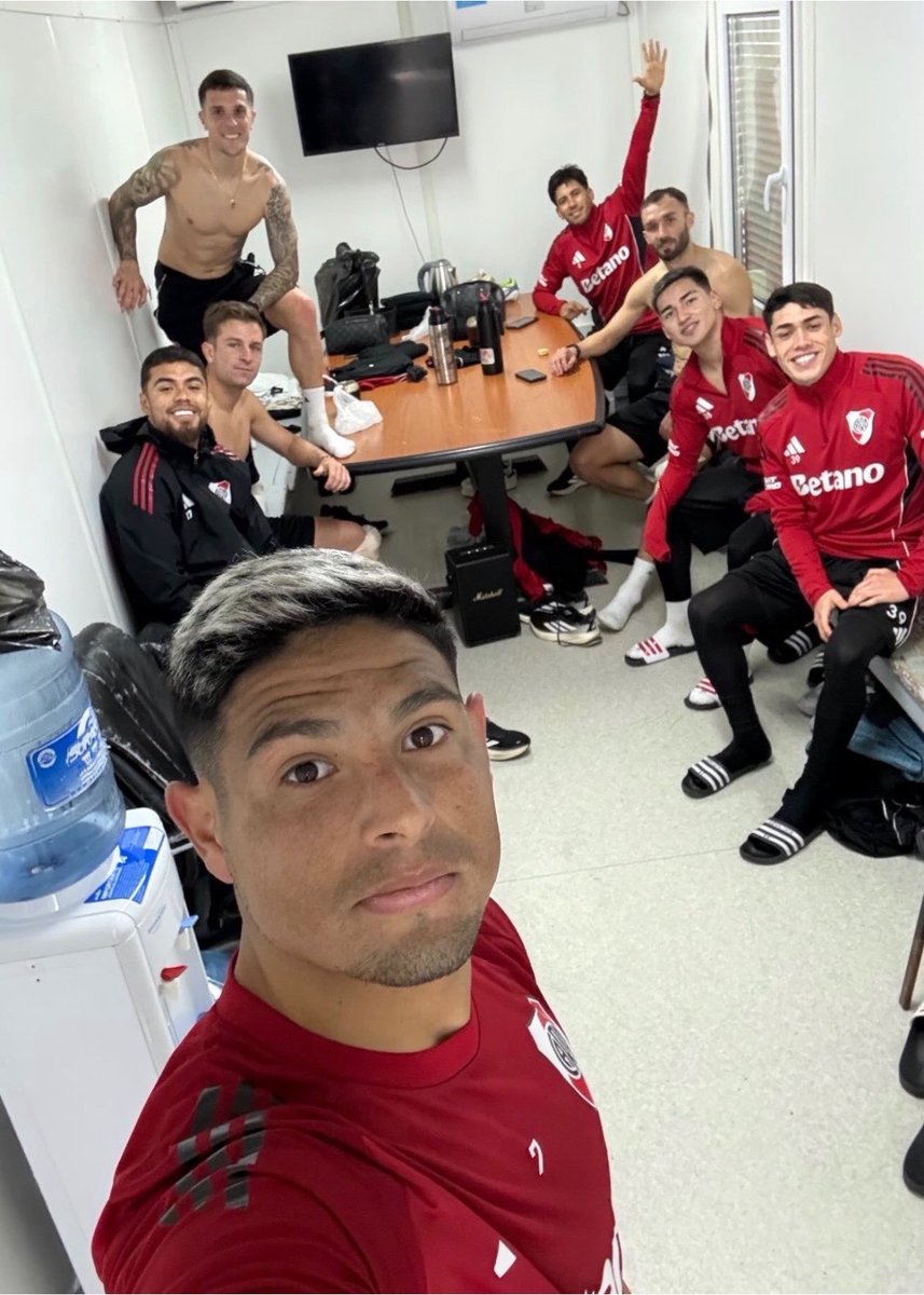 Sir_Mathius's tweet photo. Coudet en conferencia post derrota: Nos faltan jugadores 

Salas en el conteiner: TRAIGAN COMIIIDAAA https://t.co/OcioNgZej0