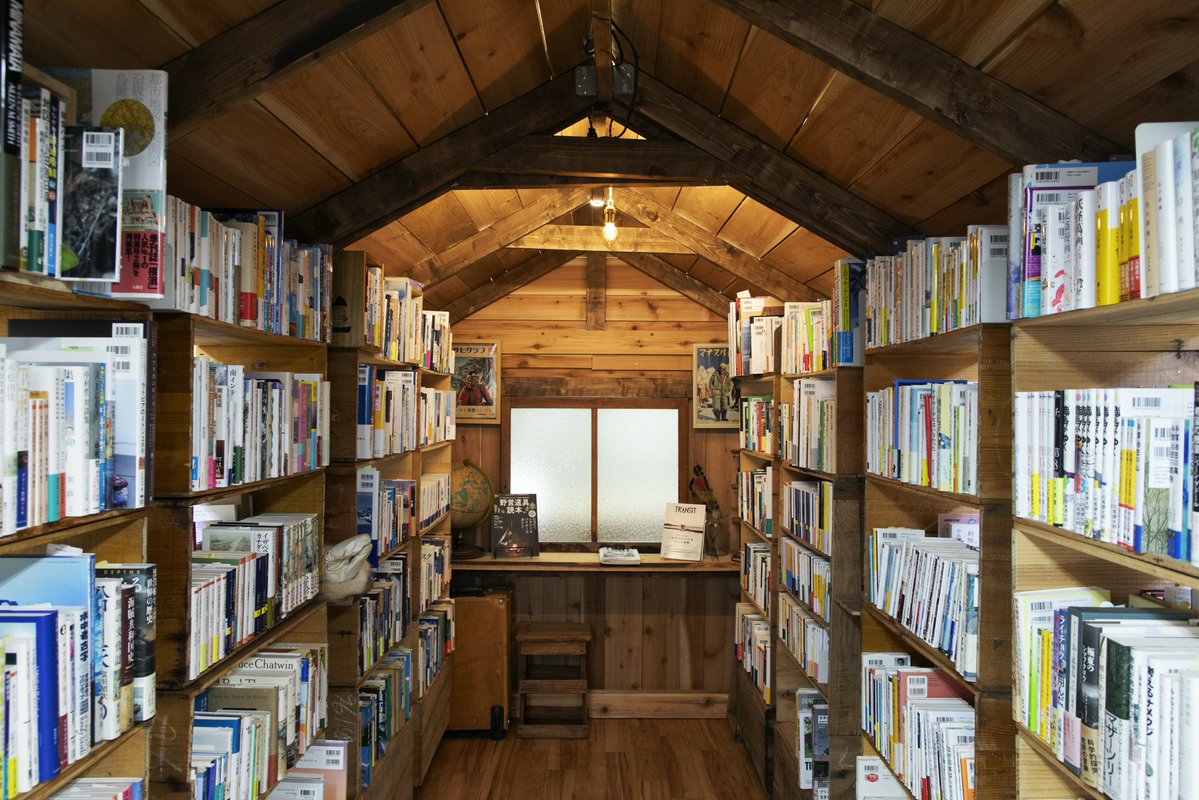 POPEYE_Magazine's tweet photo. 246からは、若葉台への引っ越しさえ脳裏を掠めるほどセレクトが絶妙な『BOOK STAND 若葉台』。
467では、冒険家・荻田泰永さんが営む、神奈川で、いや日本で一番北極に近い場所『冒険研究所書店』。
わざわざ行きたい2つの本屋さんにもぜひ寄り道を。
#popeyemagazine
#東京から南へ https://t.co/Vxvghxf0Yc