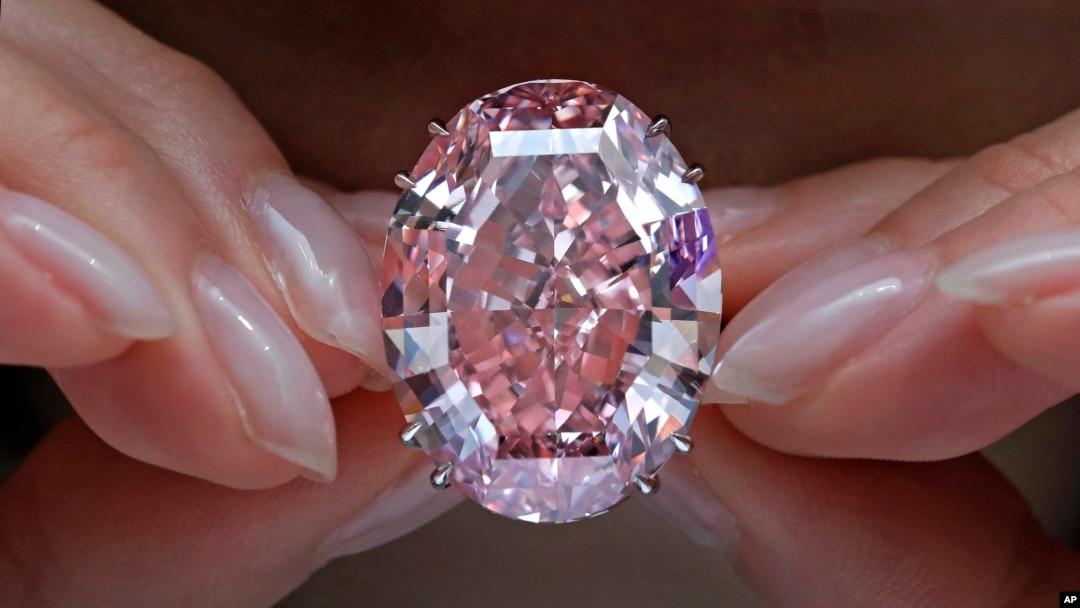kudou_gemstone's tweet photo. 72.9カラット。捨てられた側の重さです。

1999年にデビアスが掘り出した132.5カラットの原石を、およそ2年かけて削り込み、残ったのが59.60カラットのCTFピンクスターです。ファンシーヴィヴィッドピンクのインターナリーフローレスで、GIAがこの色で鑑定した中では最大の一粒。2017年4月、香港で約7120万ドル。宝石単体の落札額は、今もこれが最高です。

削り落とした方が、完成した石より重い。この一点だけで、私はいまだに落ち着きません。