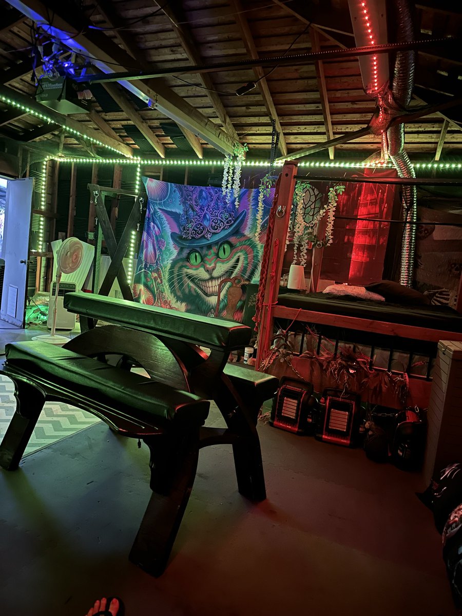 selfbound77's tweet photo. I’m all alone in this scary dungeon!!! https://t.co/lOnryYZGgF