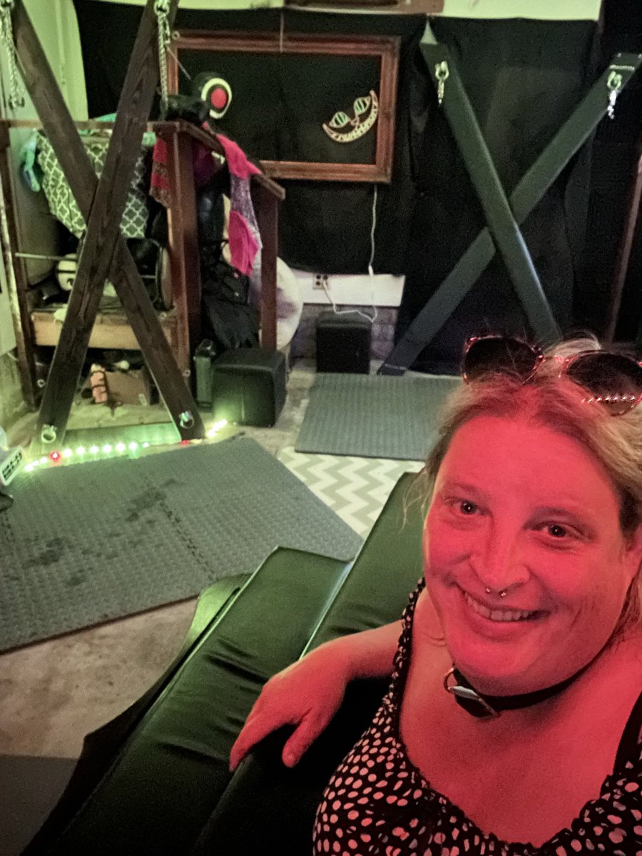 selfbound77's tweet photo. I’m all alone in this scary dungeon!!! https://t.co/lOnryYZGgF