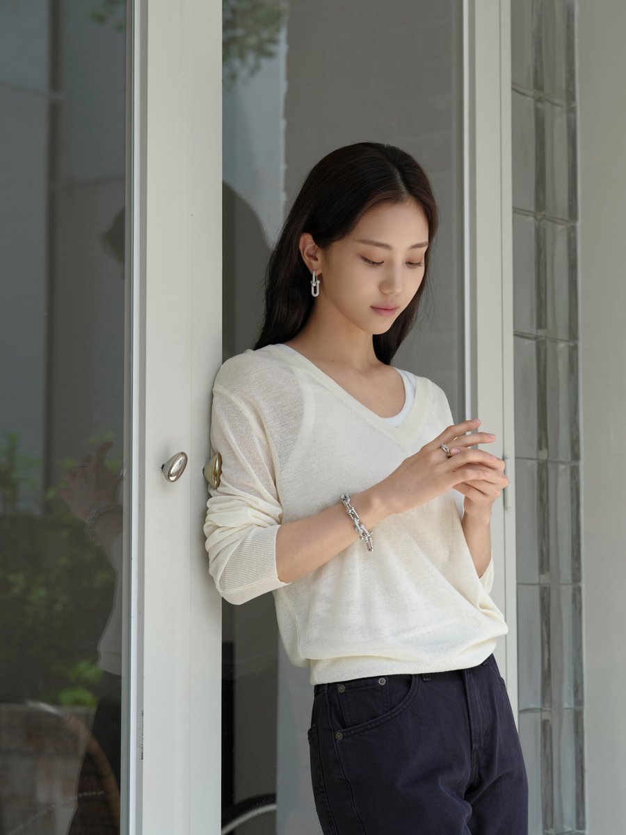 Hwayeyon's tweet photo. The quietest moments often hold the most beautiful details; a soft morning, silver catching the light, and the kind of elegance that never feels the need to speak louder than it has to. https://t.co/bmXNYGGOhG