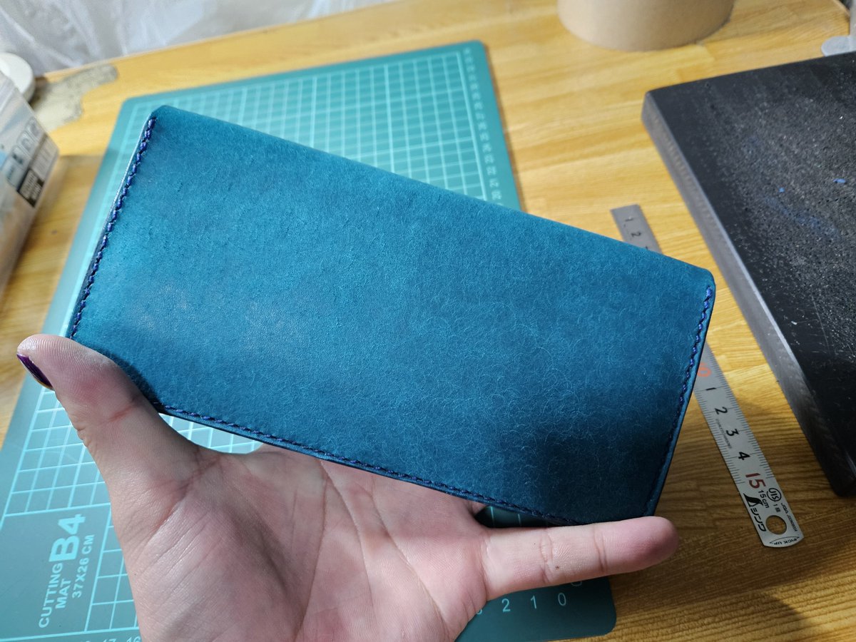 CBLeather1231's tweet photo. 半年ほど前に製作したターコイズマルゴーの長財布が良い塩梅のエイジングを魅せてくれていて素晴らしいです。

何故か当店ではマルゴーの緑とターコイズが異様な人気があるのですが何故なんでしょう🧐

 #レザークラフト https://t.co/gKZULSUdQj