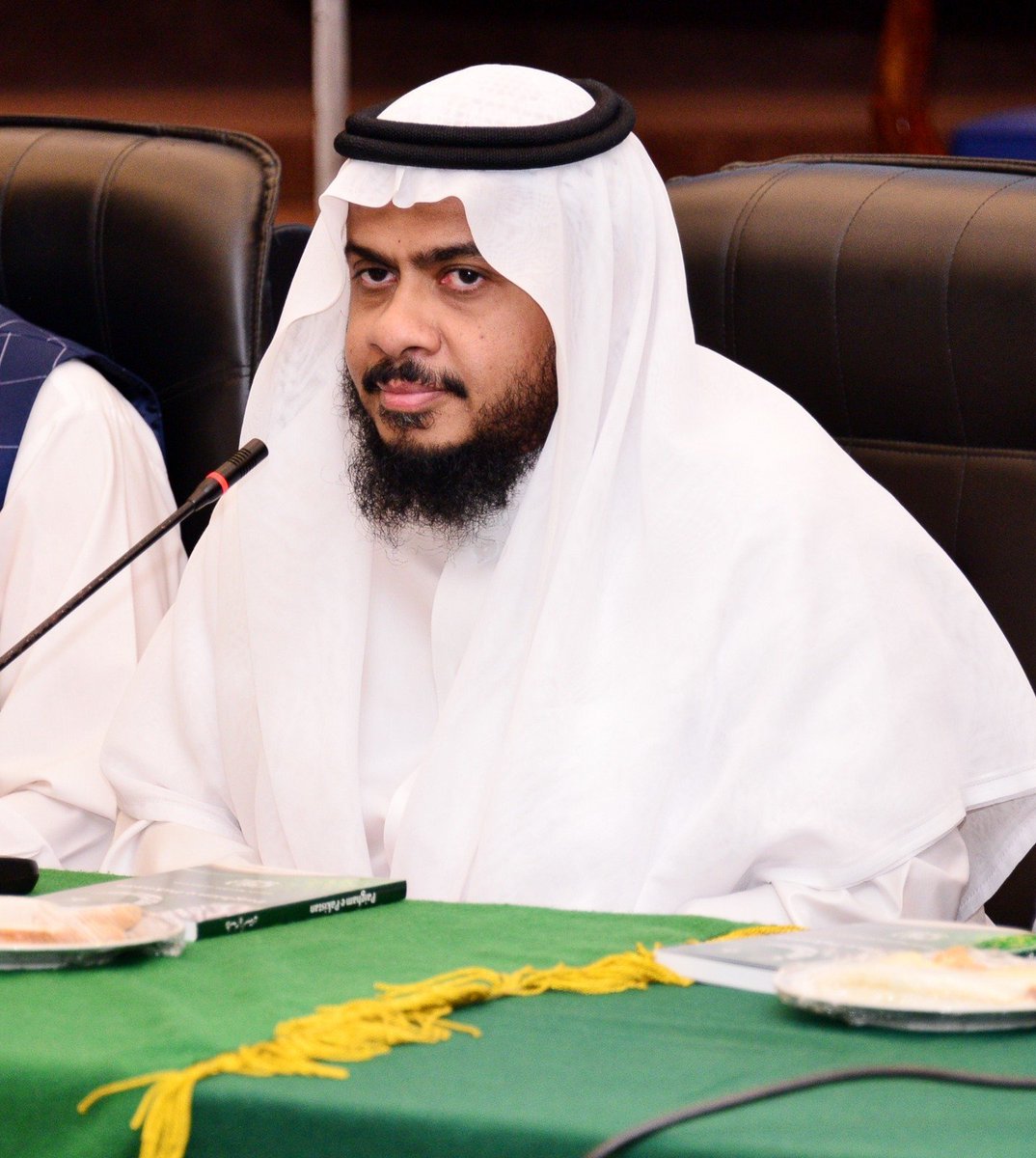 IIUIarabic's tweet photo. معالي رئيس الجامعة يؤكد أن الوحدة الوطنية السبيل الأمثل لمواجهة التحديات

أكد معالي رئيس الجامعة الإسلامية العالمية بإسلام آباد، والأستاذ الدكتور أحمد سعد الأحمد، أن وحدة المسلمين وتعزيز التماسك الوطني ي��ثلان السبيل الأمثل لمواجهة التحديات التي تعترض مسيرة باكستان، مشددًا على أن الفرقة والاختلاف يهيئان الفرصة للأطراف المعادية لاستغلال نقاط الضعف والإضرار بمصالح الأمة.
جاء ذلك خلال كلمة ألقاها معاليه في جلسة خاصة استضافتها الجامعة، بحضور أعضاء المجالس التشريعية الإقليمية، ونظمها معهد البحوث الإسلامية بالجامعة تحت عنوان «التلاحم الوطني ورسالة باكستان»، وذلك في إطار جهود الجامعة الرامية إلى ترسيخ قيم الوحدة الوطنية وتعزيز الوعي الفكري والمسؤولية المجتمعية.
وأشار معالي رئيس الجامعة إلى المكانة العالمية التي تتمتع بها الجامعة الإسلامية العالمية، مؤكدًا أن خريجيها وطلابها المنتشرين في مختلف دول العالم يمثلون سفراء لها، حتى أصبح حضورها الأكاديمي ممتدًا على مستوى العالم. وأضاف أنه التقى خلال مشاركاته الأكاديمية الأخيرة في آسيا الصغرى بعدد كبير من خريجي الجامعة، وهو ما يعكس أثرها العلمي ورسالتها الحضارية في خدمة المجتمعات.
وأوضح معاليه أن تكليفه بخدمة باكستان وشعبها يعد شرفًا عظيمًا، مبينًا أنه يحمل رسالة محبة وتقدير من المملكة العربية السعودية، تؤكد عمق العلاقات الأخوية بين البلدين، وأن خدمة الشعب الباكستاني ودعم مسيرته العلمية والتنموية تحظى بأولوية كبيرة.
وفي حديثه عن موضوع الجلسة، أكد أن الشريعة الإسلامية تدعو إلى الاعتصام والوحدة ونبذ الفرقة، مستشهدًا بتوجيهات القرآن الكريم التي تحث على تجنب النزاعات والخلافات، وتدعو إلى التحلي بالصبر باعتباره من أهم أسباب تجاوز الأزمات. كما شدد على أهمية التصدي للخطابات المثيرة للجدل والفتنة، وتعزيز ثقافة الحوار المسؤول، بما يسهم في ترسيخ التلاحم الوطني وحماية المجتمع من عوامل الانقسام.