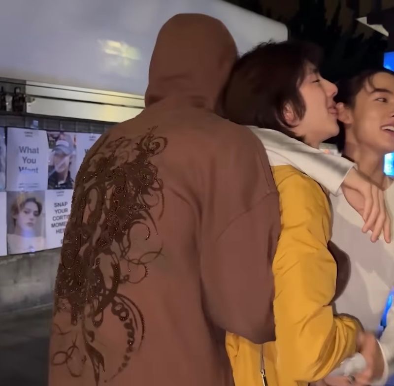basemarhoon's tweet photo. maju! sebelum ancang ancang mengangkat si ntik mereka backhug bgini dulu cik🤫🤫 https://t.co/BHLKxmf0J2